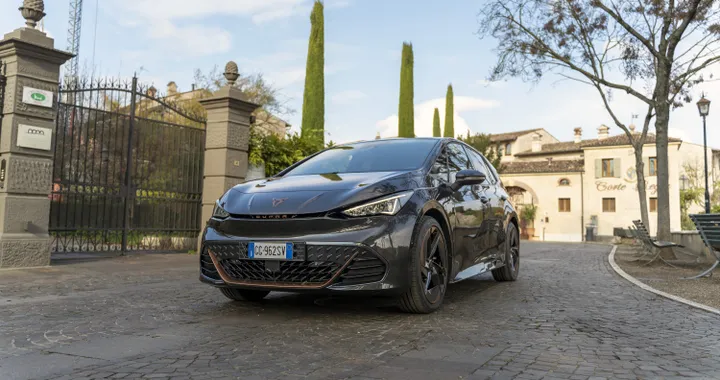 Cupra Born, si avvicina il restyling dell'elettrica. Foto spia