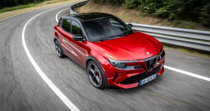 Alfa Romeo Junior, in arrivo la Q4 integrale. Debutto al Salone di Bruxelles