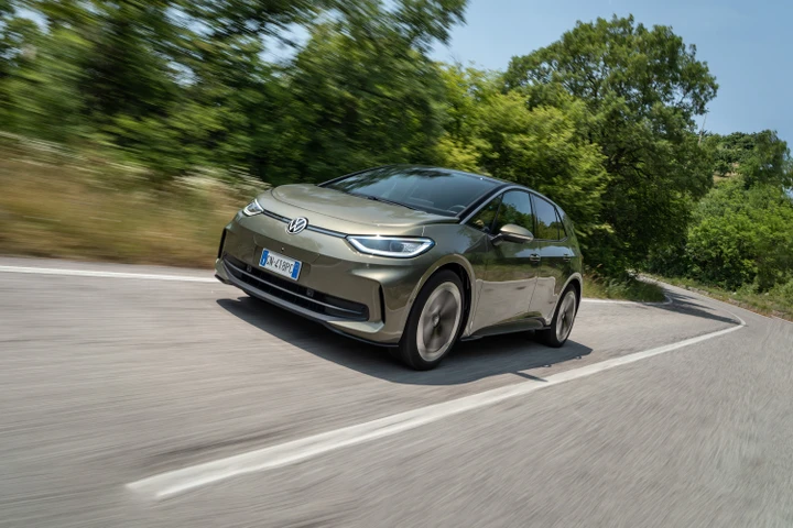 Volkswagen ID.3 (2023): prova su strada del restyling con software 3.5 | Video