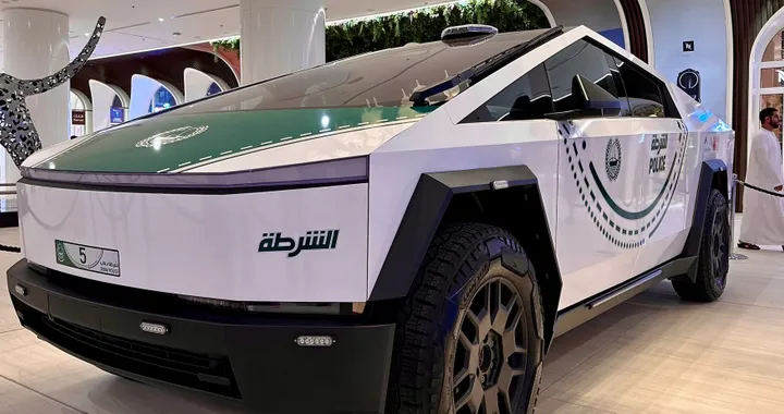 Tesla Cybertruck, la Polizia di Dubai ha finalmente il suo: le foto dal vivo