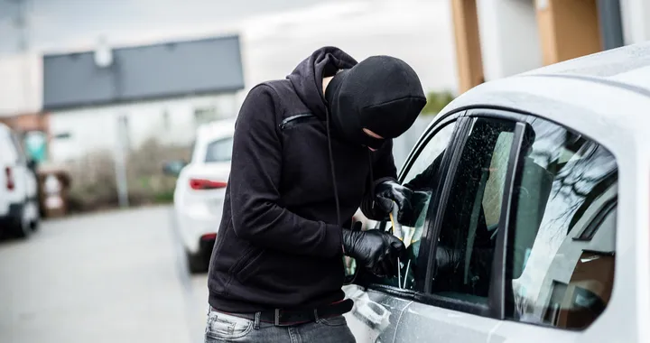 Furti d’auto: anche i ladri vanno in vacanza a Natale. Lo studio