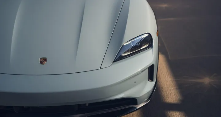 Un graffio sulla Porsche Taycan, poi la fattura choc: quasi 38.000 dollari di riparazione