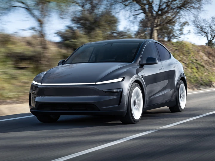 Tesla Model Y, arriva in Italia la versione 7 posti: ecco quanto costa