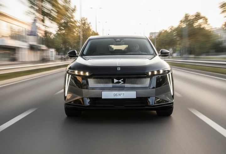 Nuova DS N°7, immagini leak anticipano il design del SUV prodotto a Melfi