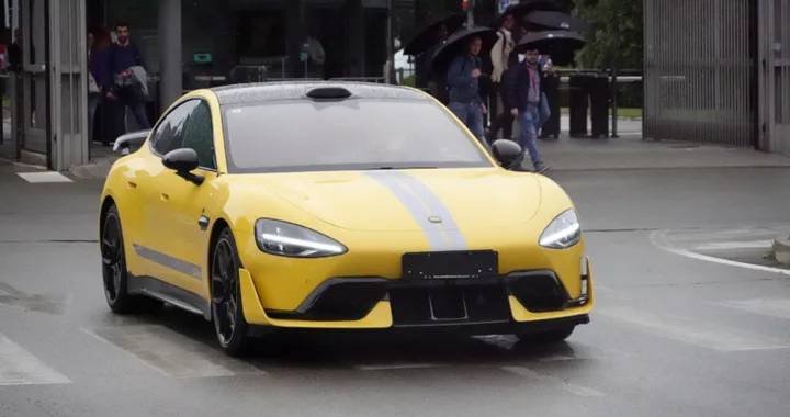 Ferrari studia Xiaomi? Una SU7 Ultra è stata vista a Maranello