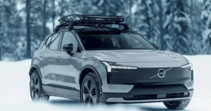 Volvo EX30 Cross Country ufficiale, assetto rialzato e look off-road. Prezzi