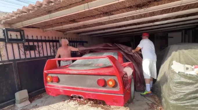 Ferrari F40 "abbandonate" su Maps, lo YouTuber becca una sonora cantonata