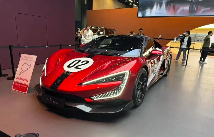 BYD Yangwang U9 Xtreme, la supercar dei record da 3.000 CV fa il suo debutto ufficiale