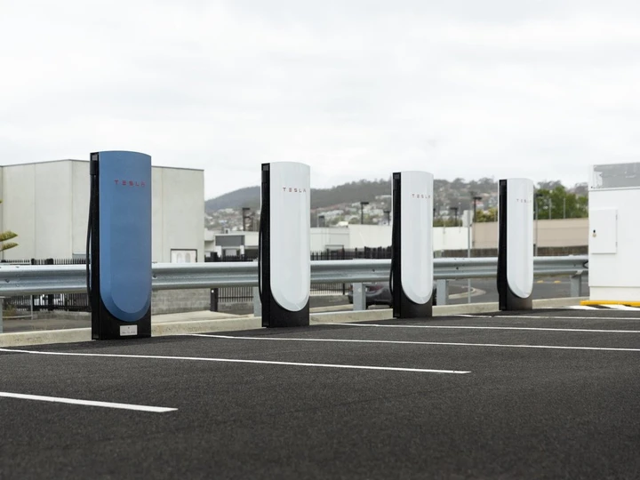 Tesla raggiunge il traguardo dei 75.000 Supercharger installati nel mondo