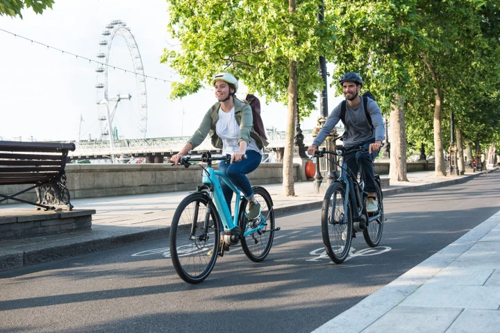 Casco e luci posteriori, in arrivo nuove regole per i ciclisti: tutto sulla nuova proposta di legge