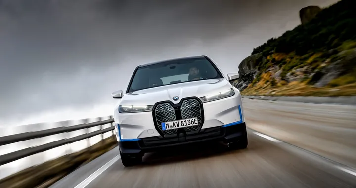 BMW iX, nuovi dettagli sull'elettrica: autonomia e prezzi