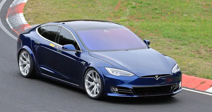 Tesla Model S più veloce di Porsche Taycan di 20 secondi? Rumor dal Nurburgring