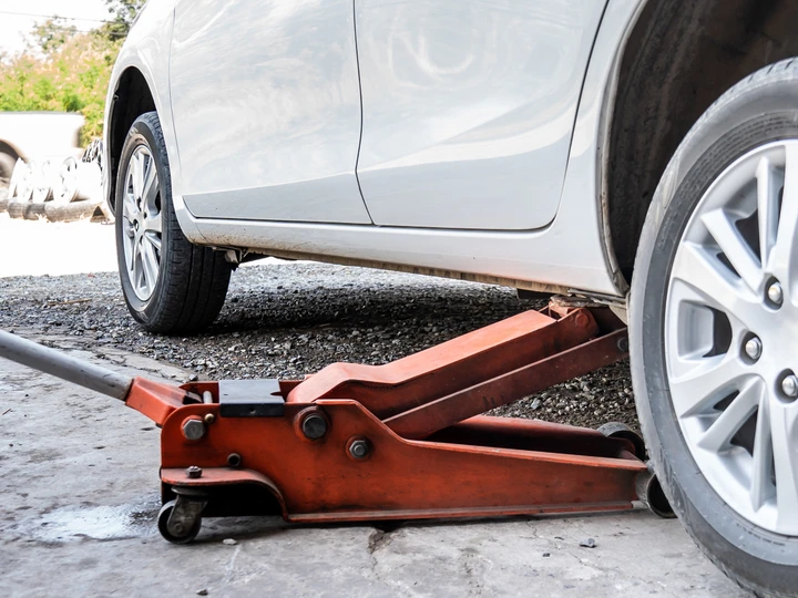 Scende sotto i 90€ il cric idraulico da 3 tonnellate per sollevare tutte le auto