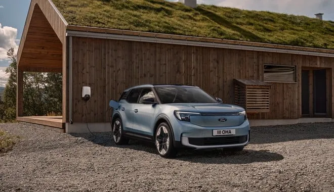 Ford rivede la strategia sulle auto elettriche: meno investimenti, più ibridi