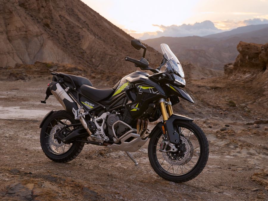 Triumph Tiger 900 e 1200 si rinnovano con le edizioni speciali Desert e Alpine