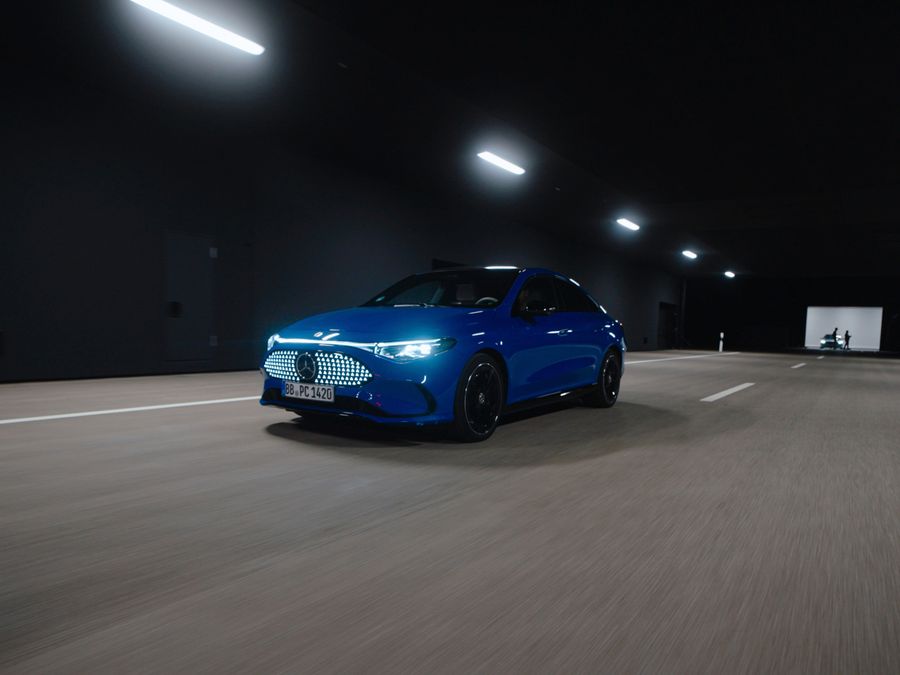 Mercedes-Benz lavora sulla sicurezza con test innovativi sui fari e la resistenza delle auto