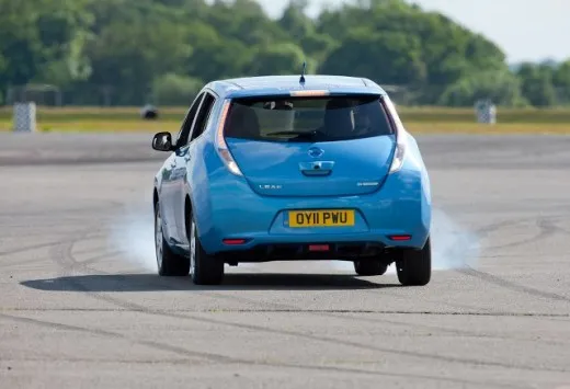 Nissan Leaf tenterà il record di velocità...in retromarcia