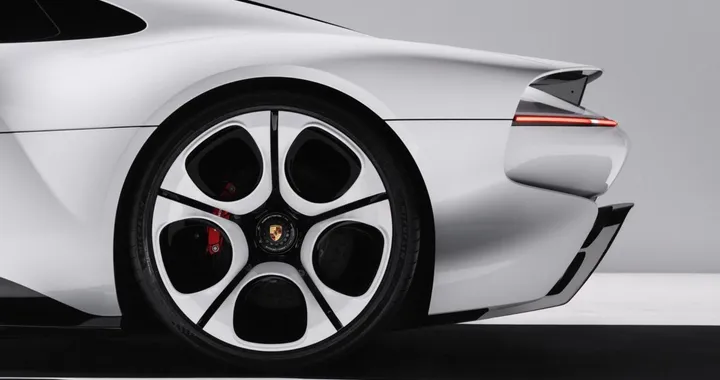 La nuova Porsche Mission S paparazzata in strada: le immagini fanno sognare