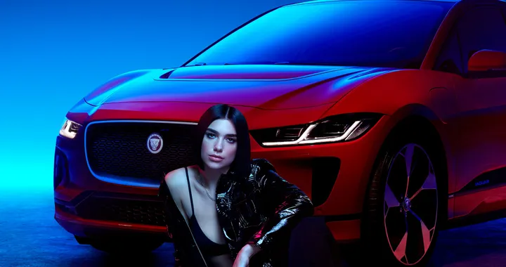 Jaguar e le auto della famiglia Pace nell'accordo tecnologico con Dua Lipa