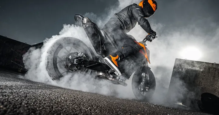 KTM 790 Duke &quot;The Scalpel&quot;, la naked si aggiorna: le novità 2025