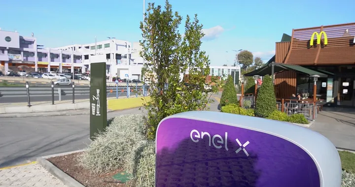 Enel X va al McDonald’s: 200 punti di ricarica per auto elettriche entro il 2021