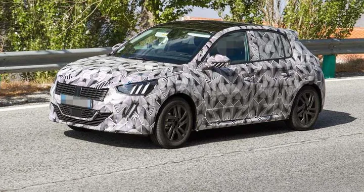 Peugeot 208, la seconda generazione su strada. Sarà anche elettrica | FOTO SPIA