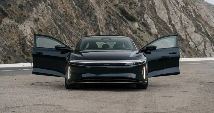L'auto blindata più veloce al mondo è elettrica e resiste anche agli hacker