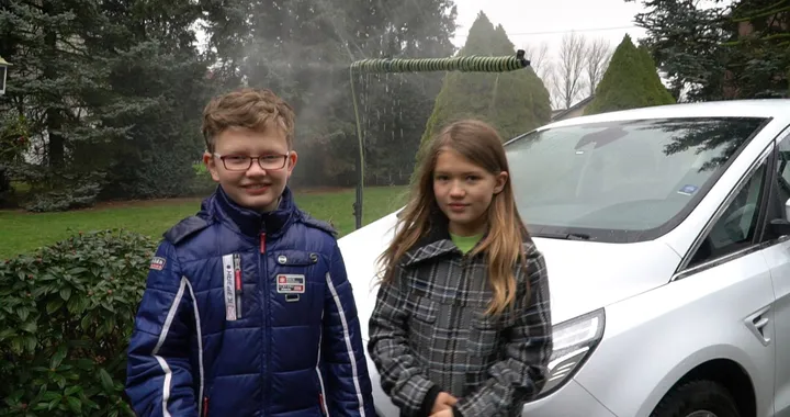 Acqua piovana per lavare il parabrezza: l'idea di due bambini piace a Ford