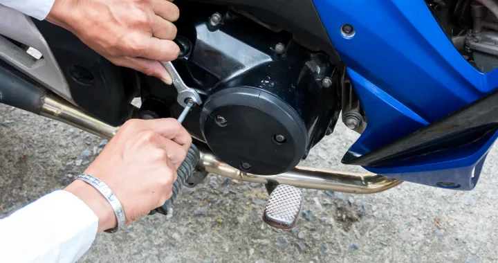 Per chi ha poco spazio in garage, questo cavalletto semplifica le cose