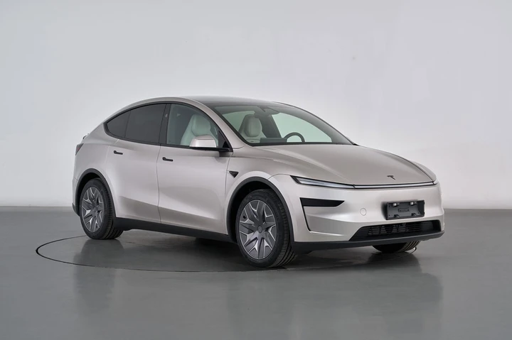 Tesla Model Y L: al via gli ordini in Cina. Ecco il prezzo ufficiale