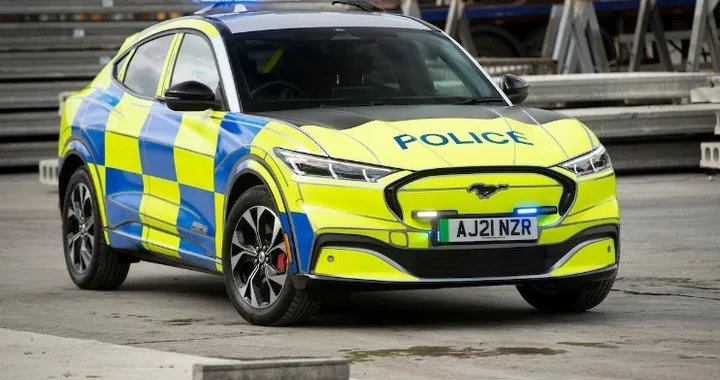 Una Ford Mustang Mach-E per la Polizia inglese: ecco la livrea dedicata
