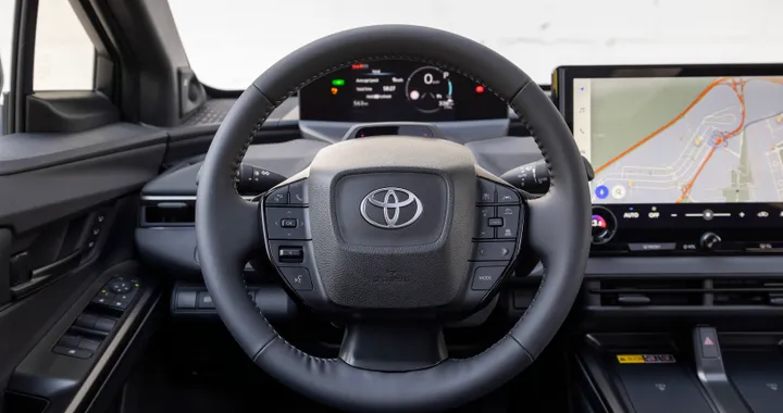 Toyota bZ4X restyling, interni e bagagliaio del nuovo SUV elettrico