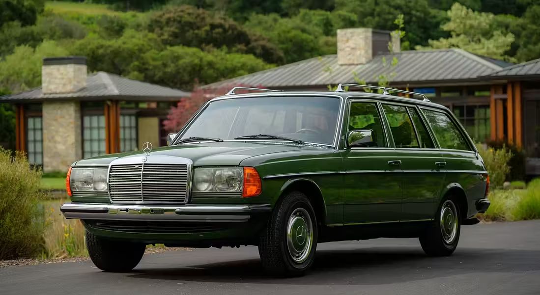 Una Mercedes 280 TE del 1979, sepolta ad Avellino, emerge intatta dopo 40 anni