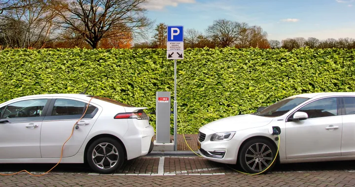 Mercato auto Europa: molto bene le elettriche, timidi segni di ripresa per i diesel