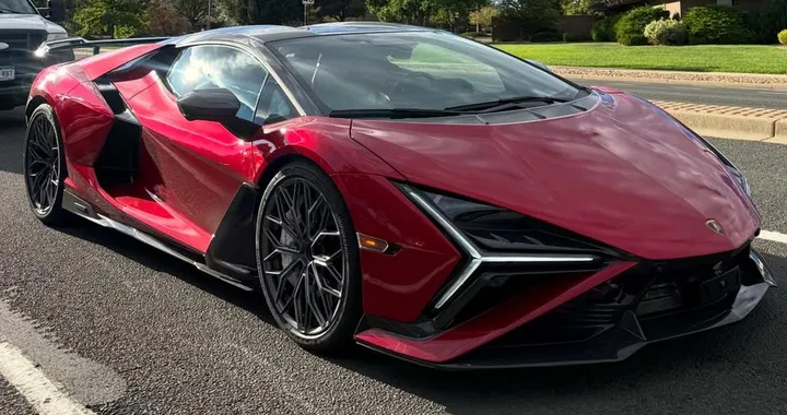 La nuova Lamborghini Revuelto da 1065 CV paparazzata in strada: dettagli unici