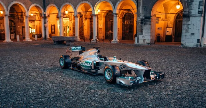 La Mercedes F1 del 2013 di Hamilton venduta all'asta per 18,8 milioni di dollari
