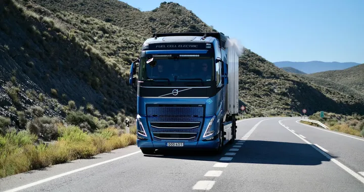 Volvo lavora su camion con motore ad idrogeno. Primi test nel 2026