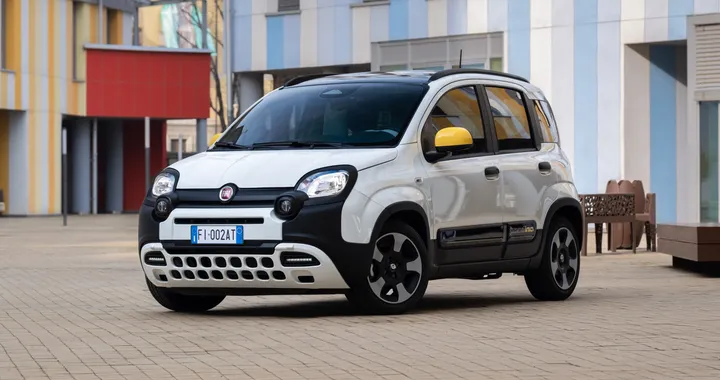 FIAT Panda è sempre la più venduta in Italia. Batte Dacia Sandero e Jeep Avenger