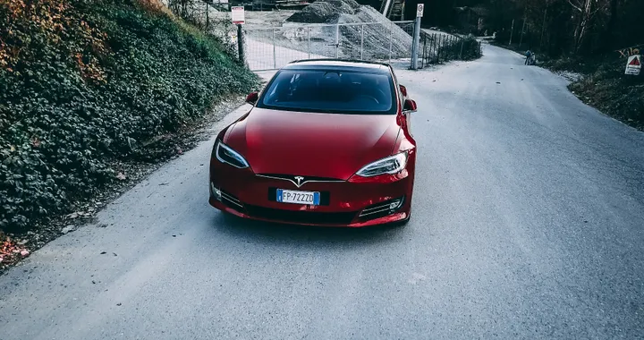 Tesla taglia i prezzi in Italia: fino a 59.000 euro in meno per la Model X