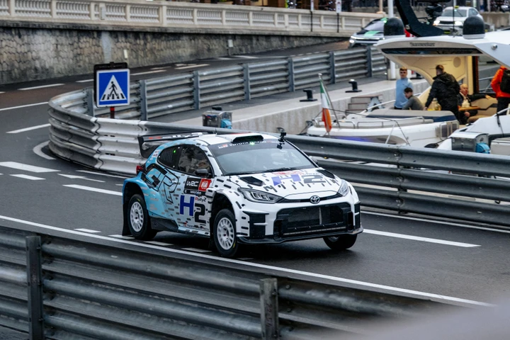 Toyota, la GR Yaris a idrogeno sfreccia tra le curve del circuito di Monaco. Alla guida c'è Akio Toyoda