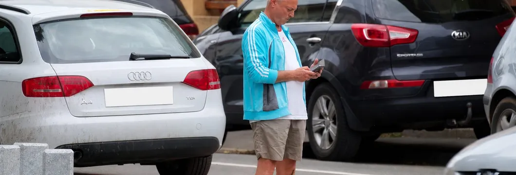Il pedone non ha sempre ragione: multe in arrivo per chi attraversa usando il telefono