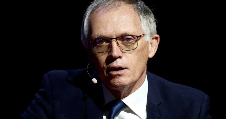 Stellantis, bufera sulla buonuscita milionaria di Tavares: la protesta