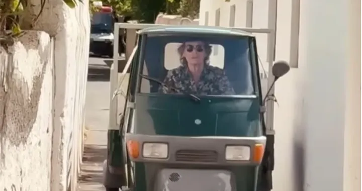 Mick Jagger in Ape a Stromboli: ma la festa finisce con i Carabinieri e una multa