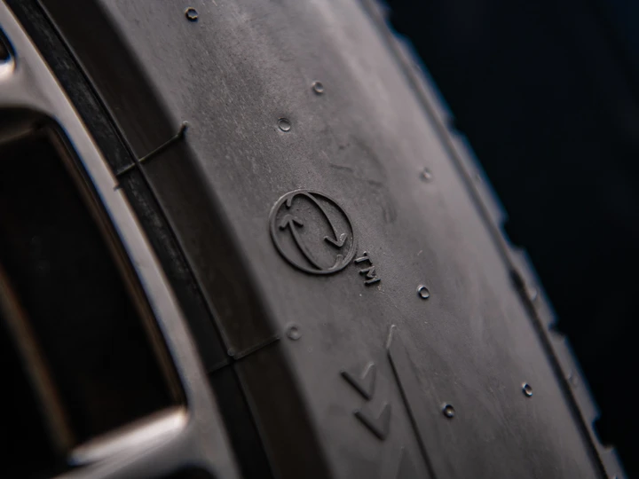 Pirelli P Zero, ecco la versione per Jaguar Land Rover con il 70% di materiali riciclati