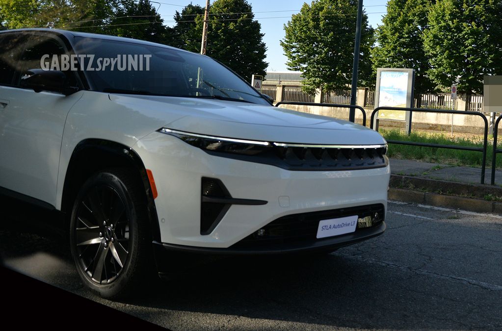 Jeep Wagoneer, il SUV elettrico intercettato sulle strade di Torino: e sulla targa...