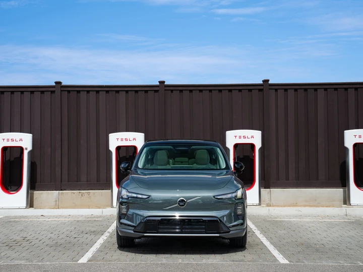 Chi guida una Volvo elettrica potrà ricaricare nei Tesla Supercharger