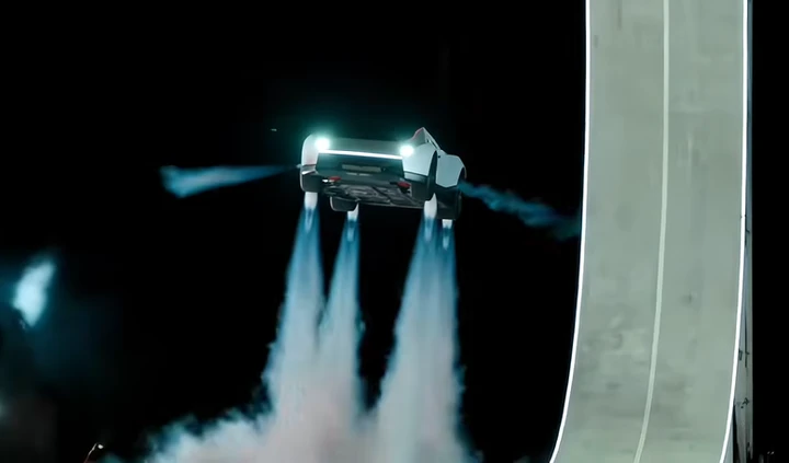 La Tesla Roadster è realtà: vola con i razzi, fa acrobazie e copre lo 0-100 in meno di un secondo
