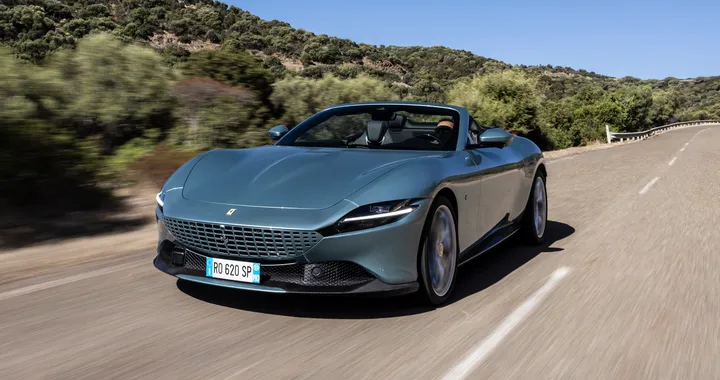 Ferrari, per le strade della Sardegna guidando una Roma Spider
