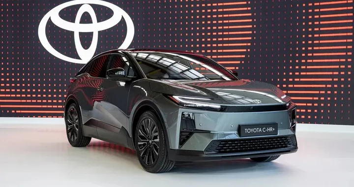 Toyota amplierà la sua gamma di auto elettriche, ma intanto ridimensiona le stime
