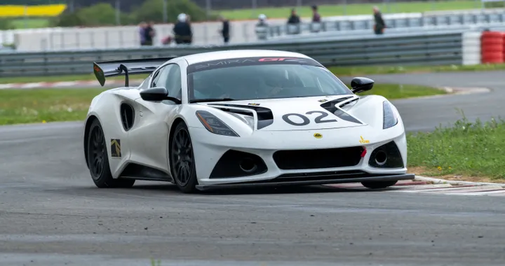 Lotus Emira GT4, la supercar inglese con l’abito da corsa